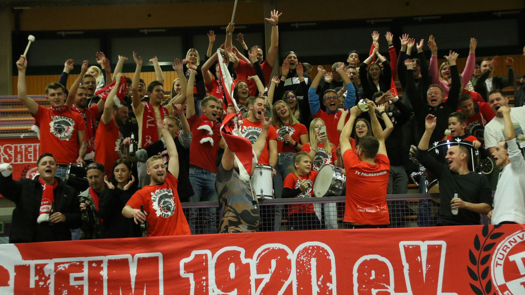 Die Fans des TV Palmersheim jubeln über den zweiten Platz im Handball-Verbandspokal. Vorsänger Chris Eifler zeigt den Anhängern den Pokal für den Zweitplatzierten.