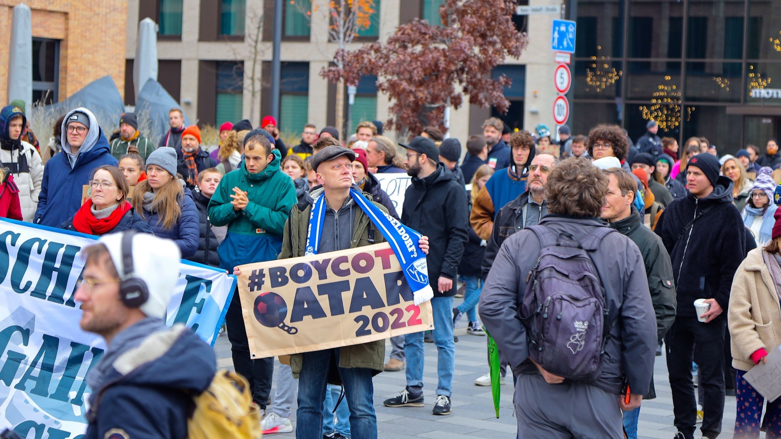 Demonstrierende stehen auf dem Barmer Platz und fordern einen Boykott der Fußball-WM in Katar.