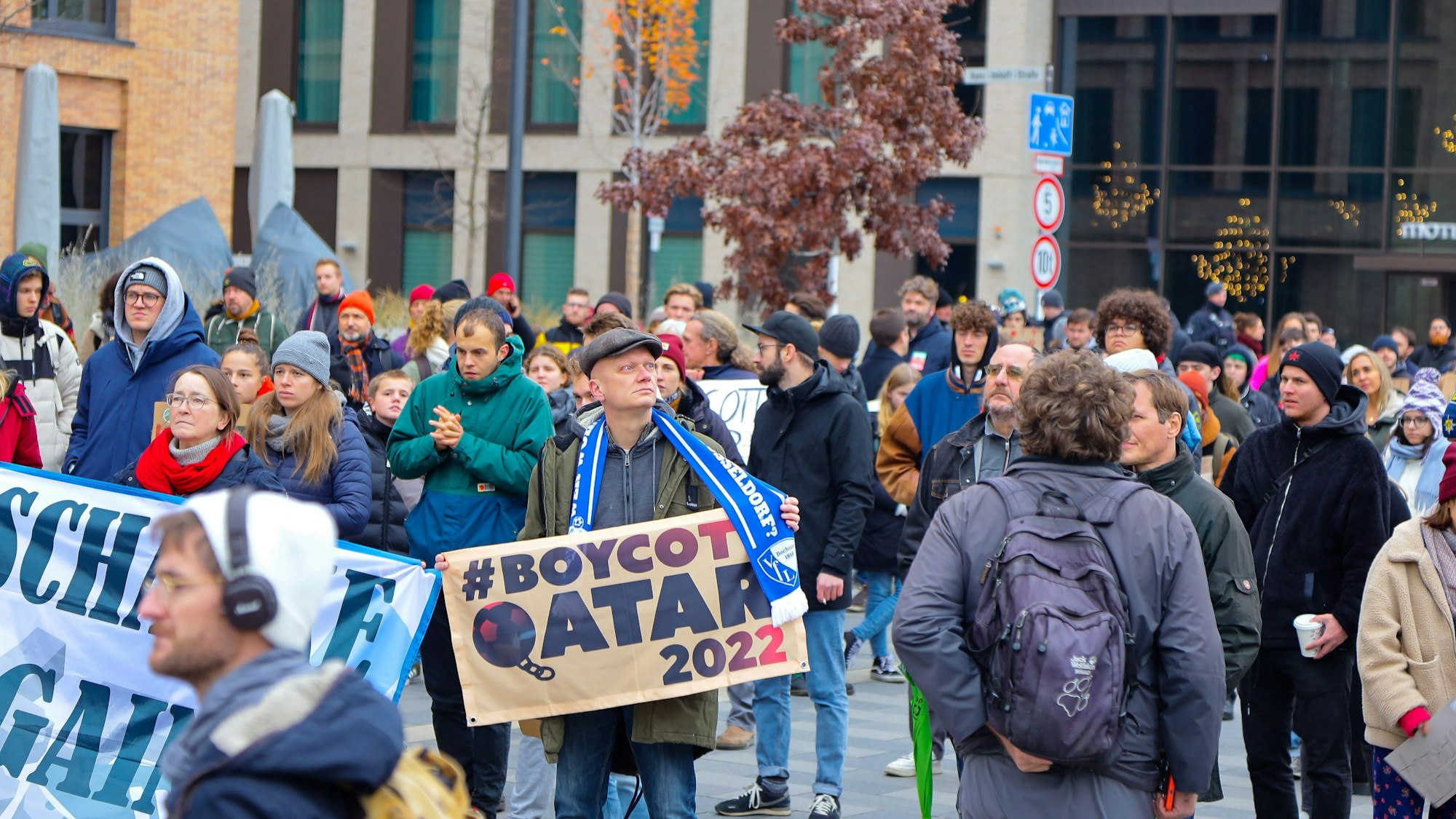 Demonstrierende stehen auf dem Barmer Platz und fordern einen Boykott der Fußball-WM in Katar.