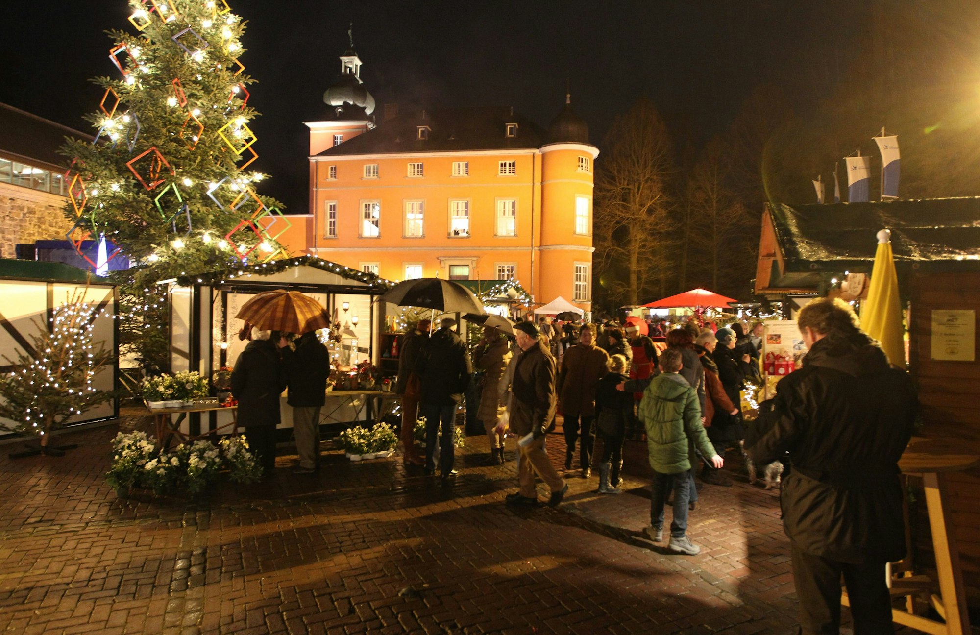 Am dritten Adventswochenende findet wieder der Weihnachtsmarkt auf Burg Wissem in Troisdorf statt.
