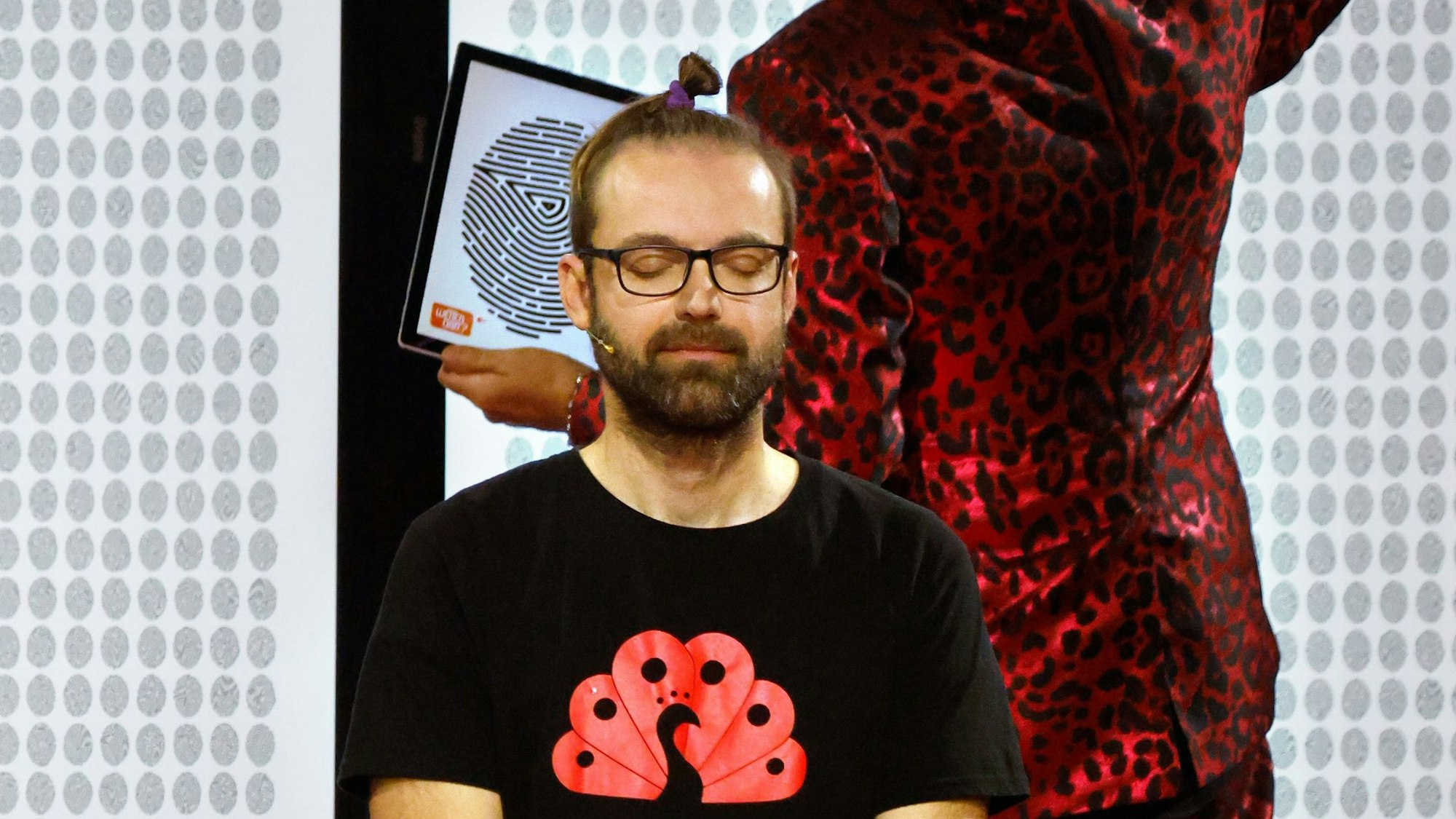 Wettkandidat Marten Reiß schließt die Augen und tritt bei der ZDF-Show "Wetten, dass..?" mit Thomas Gottschalk bei der Wette um das Erkennen von Fingerabdrücken auf.