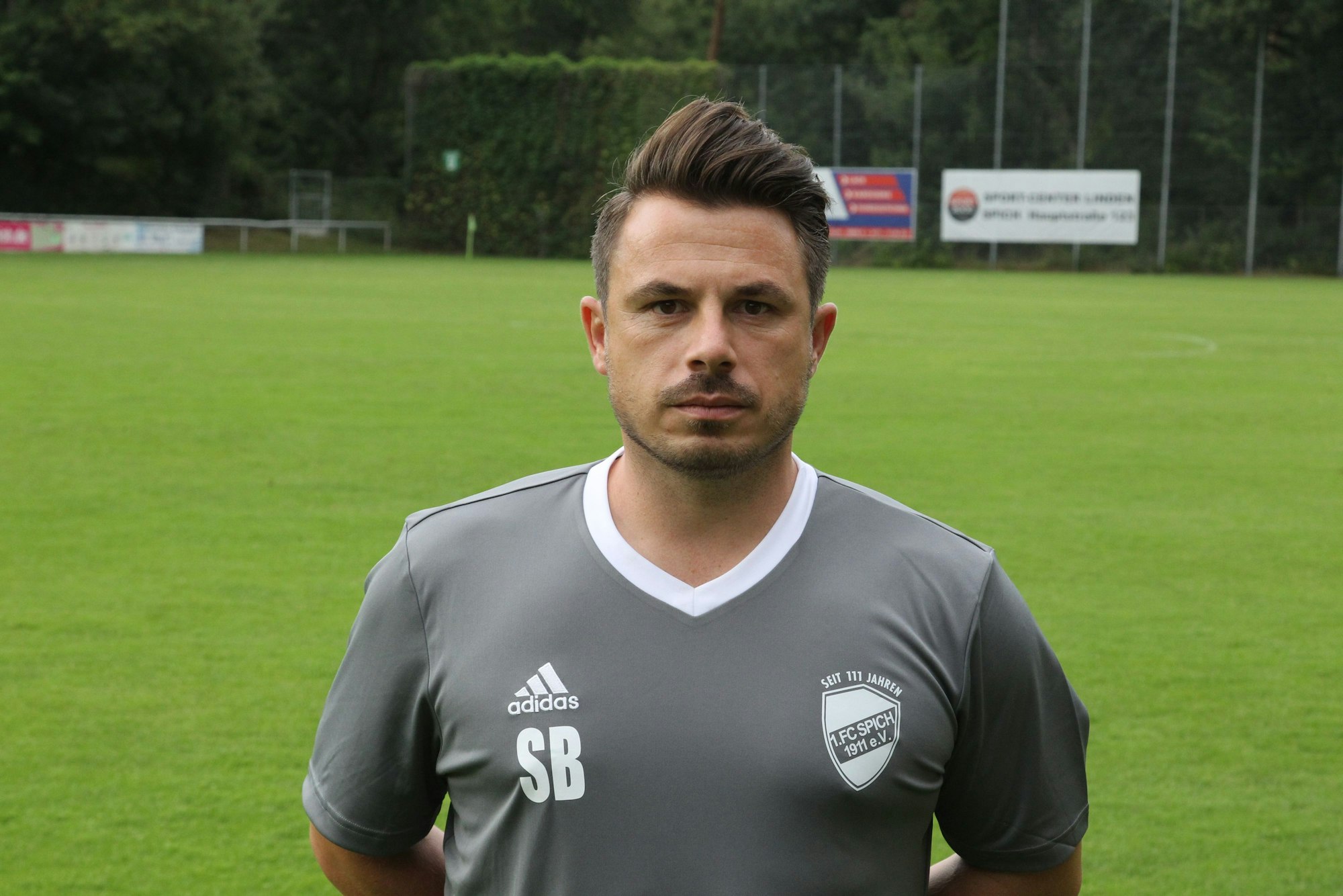 Stefan Bung, Trainer des 1. FC Spich aus Trainer Fußball-Landesliga, hat einen Urlaub der WM 2022 in Katar vorgezogen.