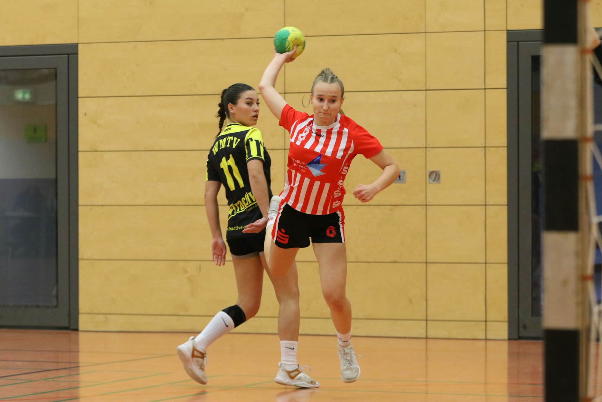 Maxi Lohmann, Spielerin der HSG Euskirchen, wirft aufs Tor, dabei ist ihr rechtes Bein angewinkelt. Eine Gegenspielerin schaut zu.