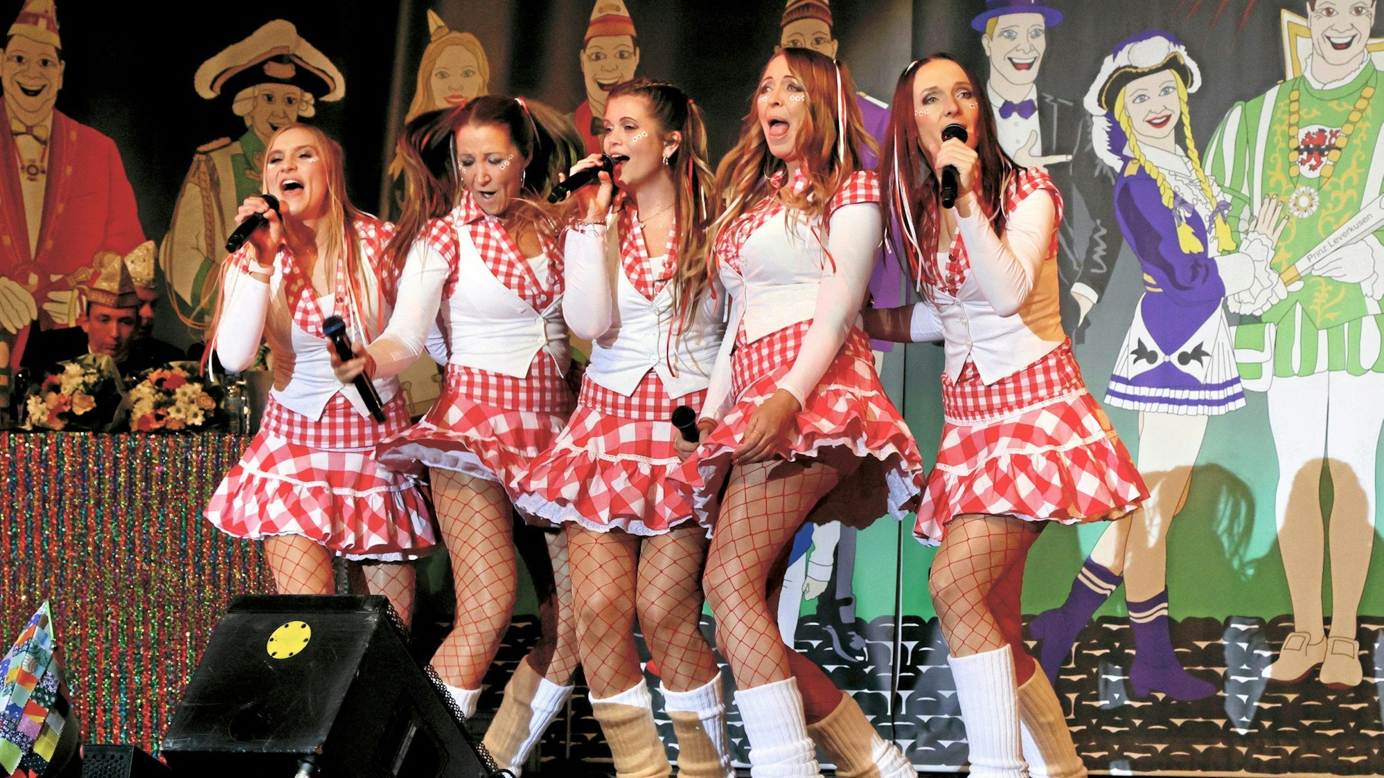 Die fünfköpfige Frauen-Gesangsgruppe „Funky Marys“ in rot-weißen Kostümen auf der Forum-Bühne