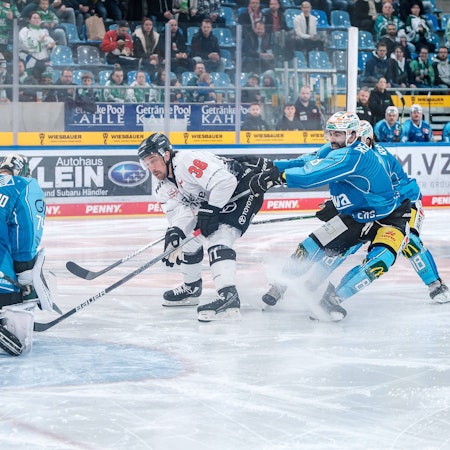 Andreas Thuresson von den Kölner Haien Bietigheims spielt zwei Verteidiger aus und schiebt den Puck an Bietigheims Torhüter Sami Aittokallio vorbei.