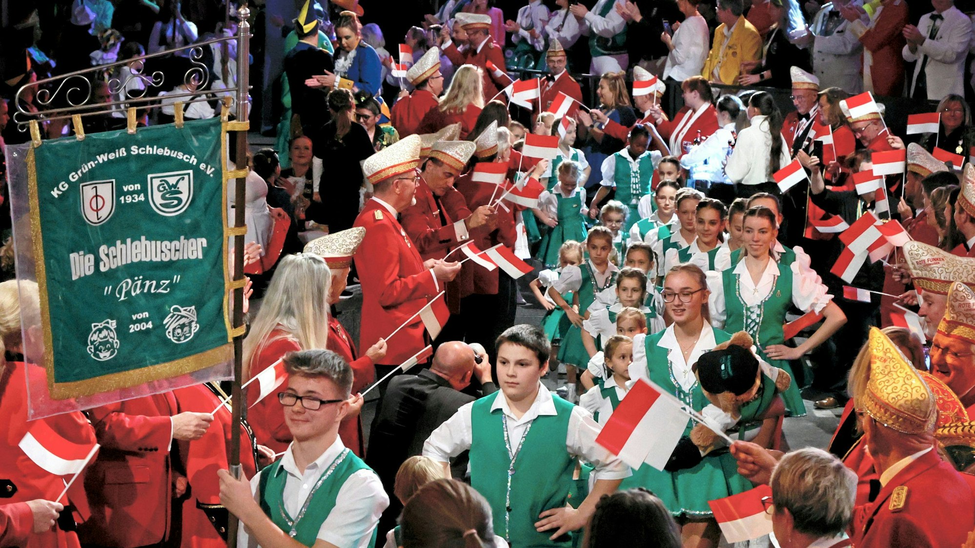 Einzug aller Gesellschaften mit Standarten und Dschingderassabum im Terrassensaal des Forums.