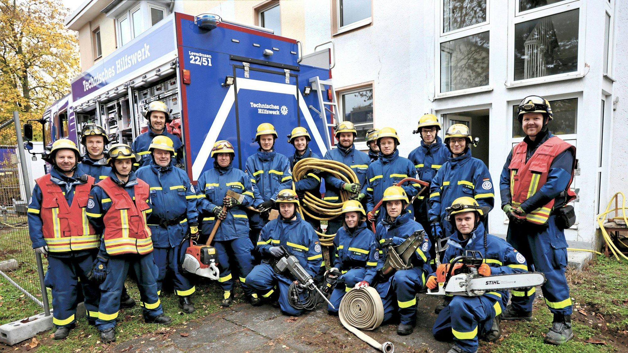 Eine große Gruppe an THW-Mitarbeitenden vor dem Einsatzfahrzeug.