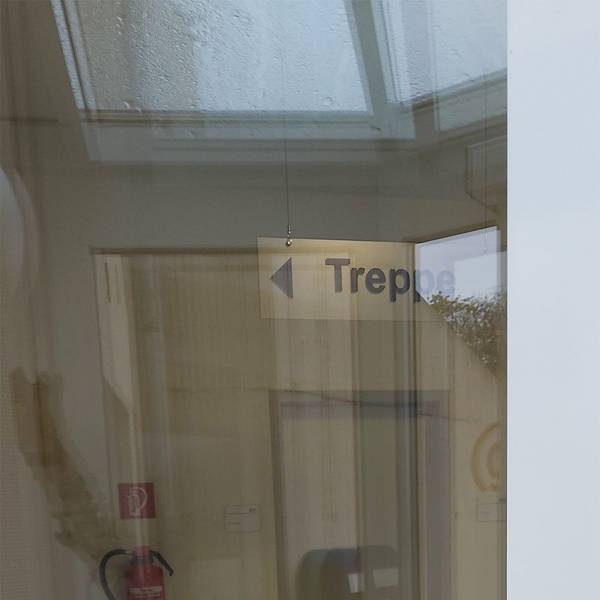 Auf einem Zettel auf einer Glasscheibe steht der Hinweis, dass das Trinkwasser abgekocht werden muss.