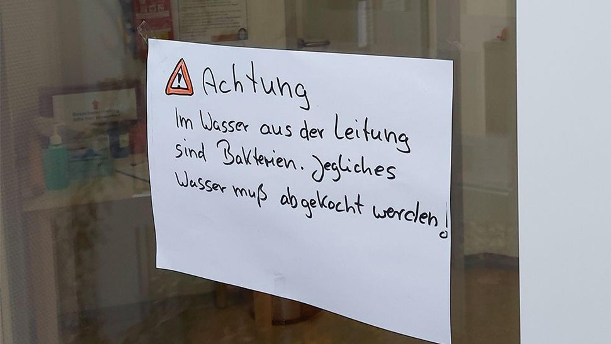 Handschriftlich werden Besucher vor dem verunreinigten Wasser in Dahlem und Schmidtheim gewarnt.