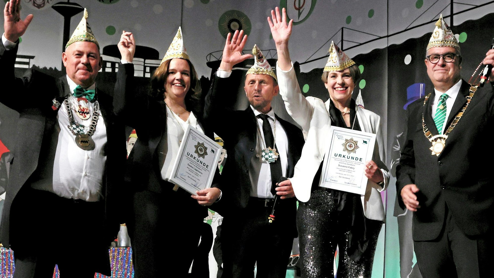 Die neuen Ehrensenatorinnen des FLK, Saskia Lagemann und Susanne Fabry, mit Urkunden und Narrenkappen auf der Bühne