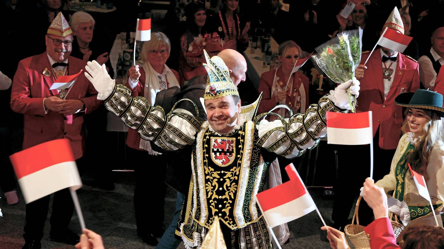 Prinz Marijo Klasic lacht und wirft Blumen beim Einzug in den Terrassensaal des Forums