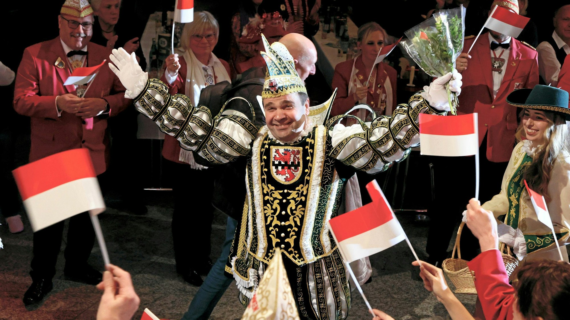 Prinz Marijo Klasic lacht und wirft Blumen beim Einzug in den Terrassensaal des Forums