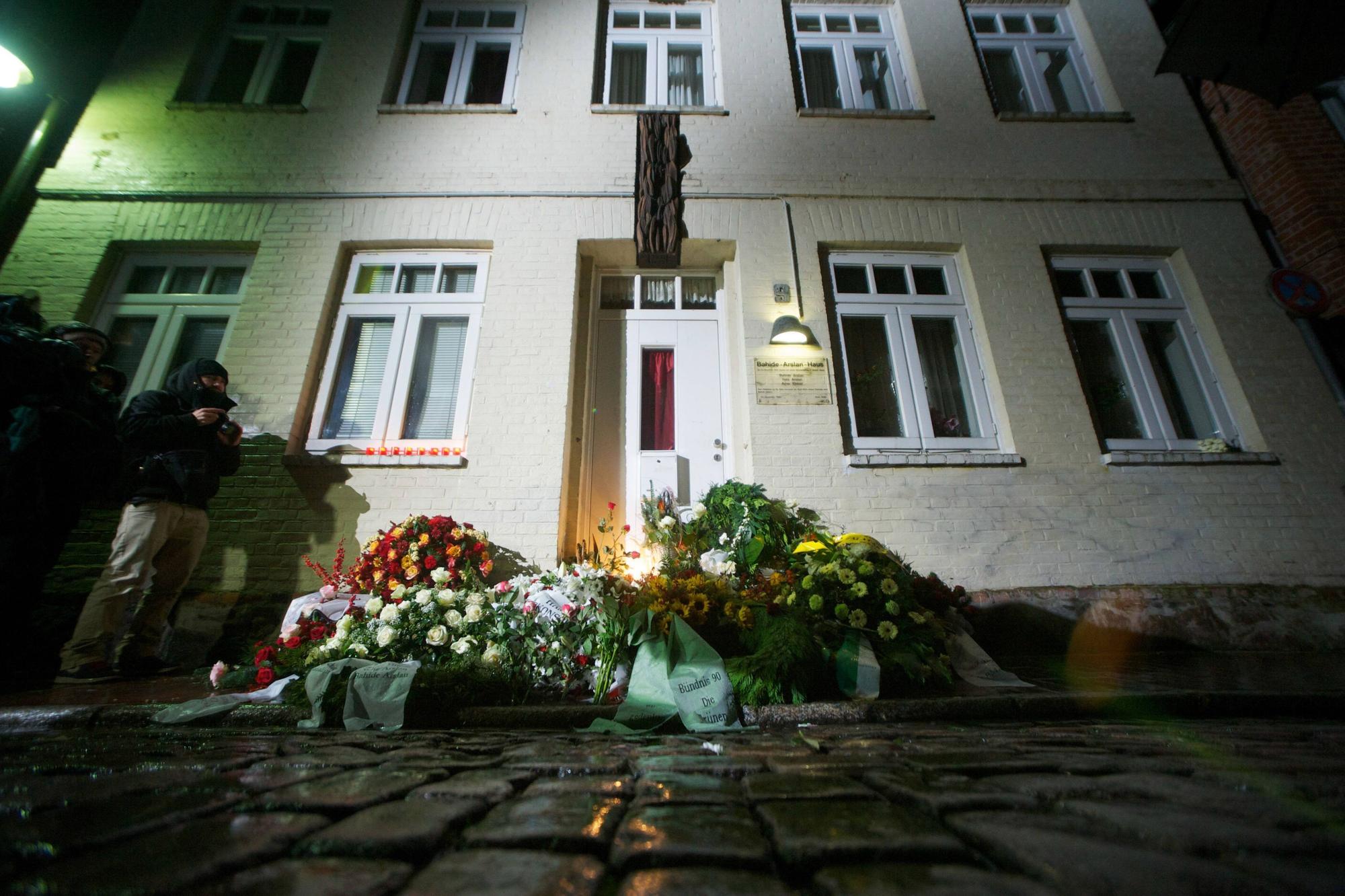 Kränze liegen in Mölln vor einem der betroffenen Anschlagshäuser.