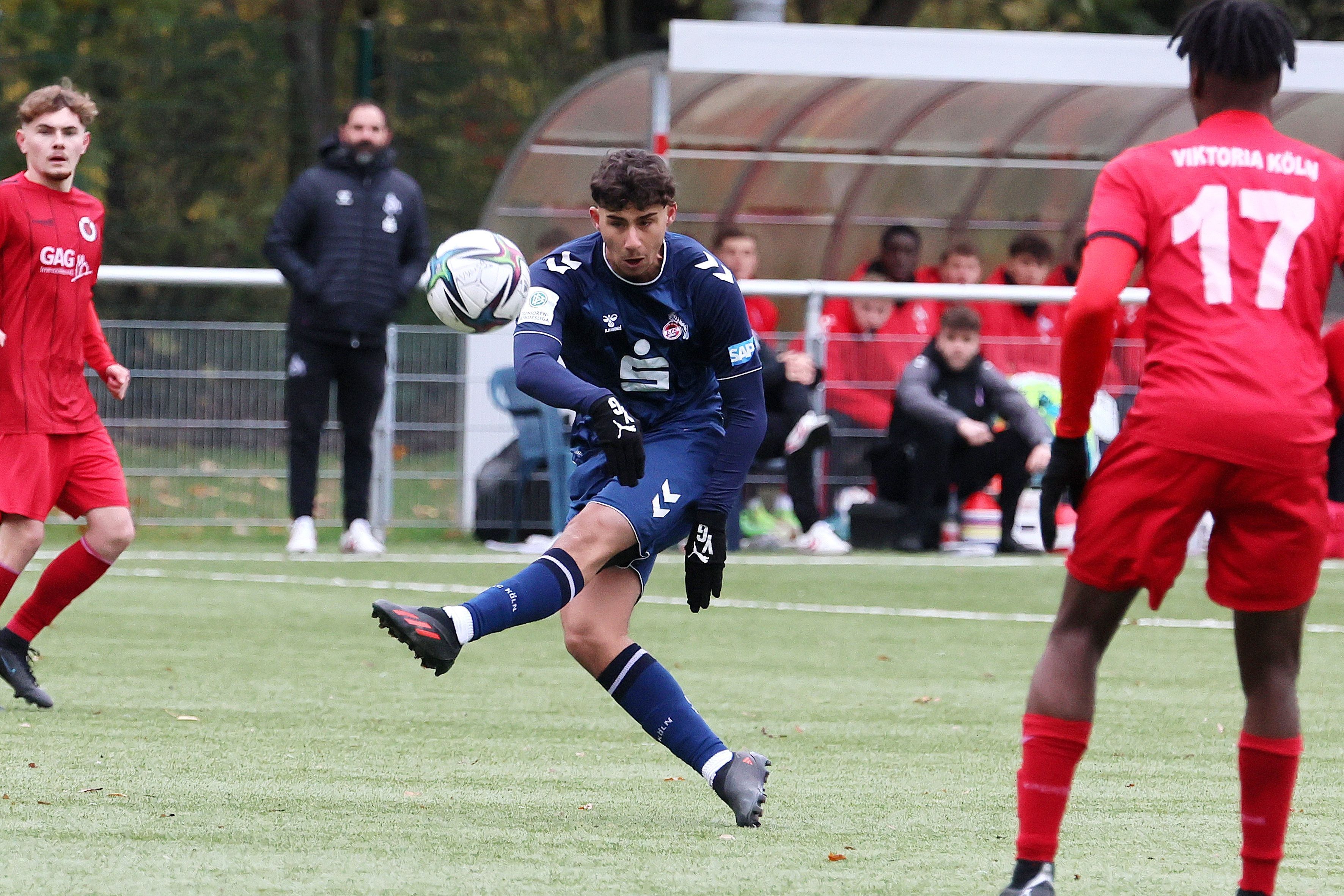 Ein Fußballspieler gibt mit dem linken Fuß einen kräftigen Schuss ab.
