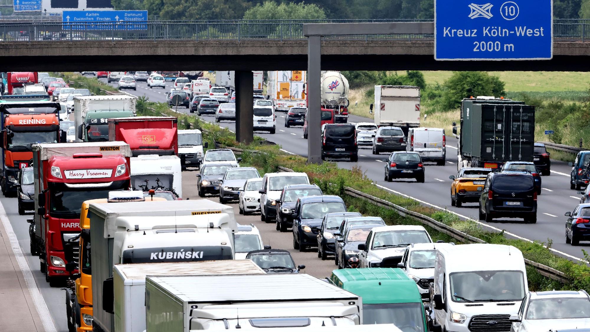 Reiseverkehr auf der Bundesautobahn A4 im Bereich zwischen Kreuz Köln-West und Klettenberg zum Ferienbeginn in NRW: PKW, LKW und Wohnmobile stauen sich.