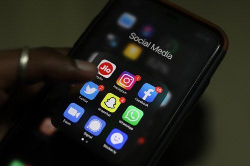 Die Apps von sozialen Netzwerken und Messengerdiensten auf einem Handy.