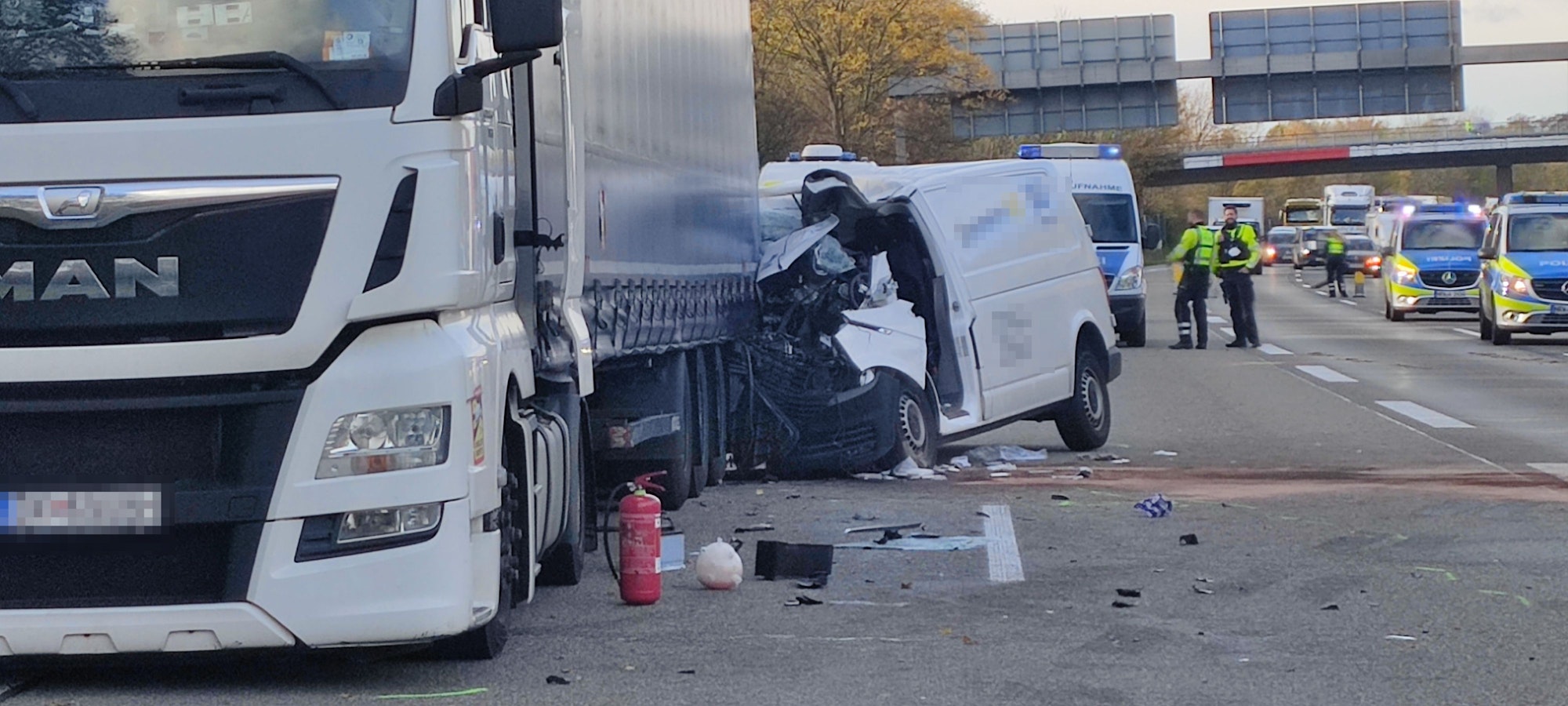 Ein zerstörter Transporter, der in einen Lkw auf der Autobahn 4 gekracht ist.