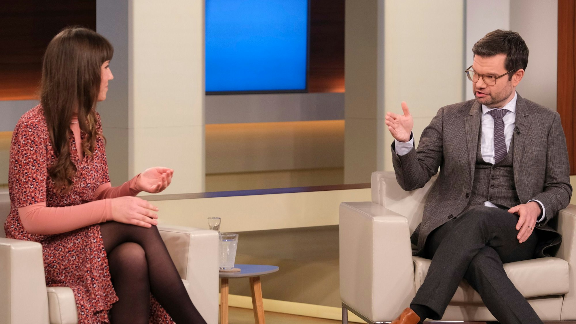 Carla Hinrichs (l., Sprecherin der Gruppe „Letzte Generation“) und Justizminister Marco Buschmann (FDP)