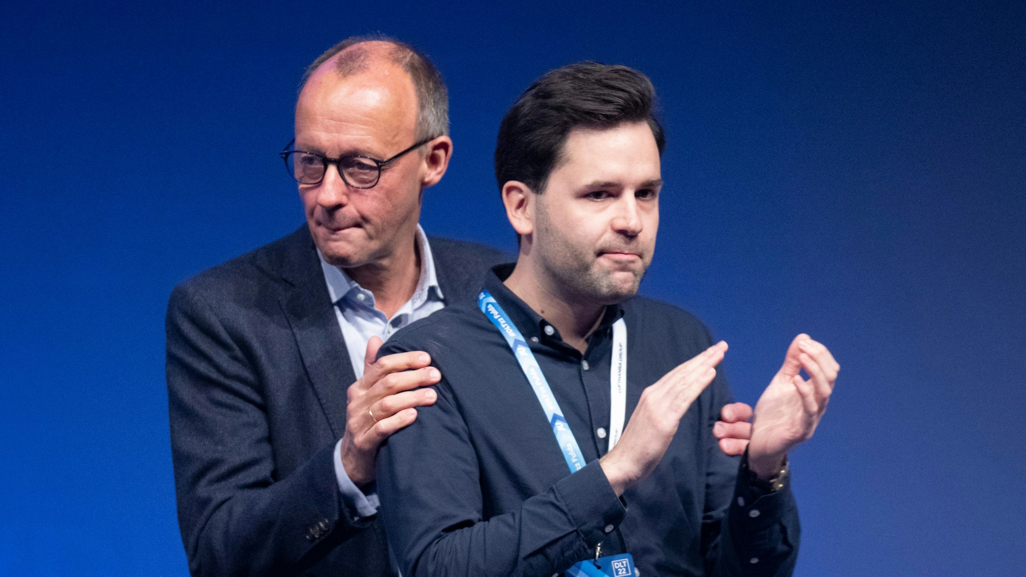 Friedrich Merz, Bundesvorsitzender der CDU, und Johannes Winkel, neugewählter Bundesvorsitzender der Jungen Union (JU) stehen gemeinsam auf der Bühne in Fulda.