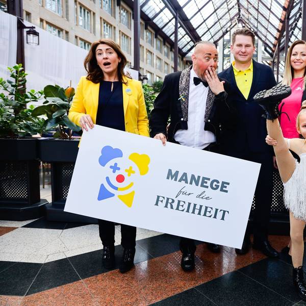Die Initiatoren von „Manege für Freiheit“ und die siebenjährige Botschafterin Kateryna bei der Pressekonferenz zum Start des Hilfsprojekts.
