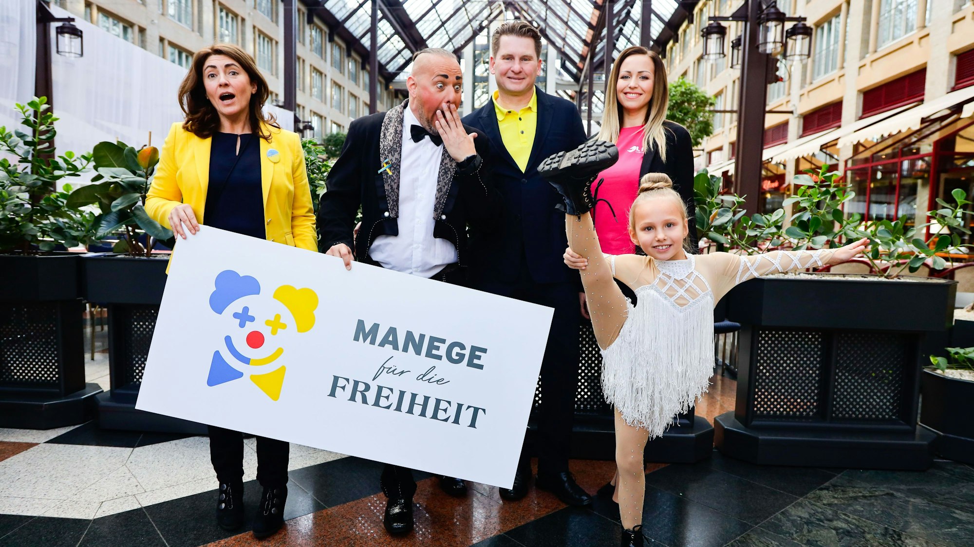 Die Initiatoren von „Manege für Freiheit“ und die siebenjährige Botschafterin Kateryna bei der Pressekonferenz zum Start des Hilfsprojekts.