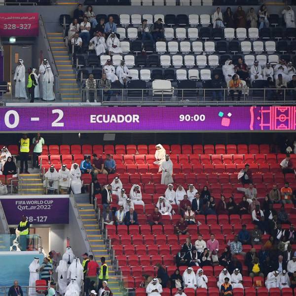 Die Sitze des Al-Bayt-Stadions, dem Austragungsort des Eröffnungsspiels, sind verwaist.