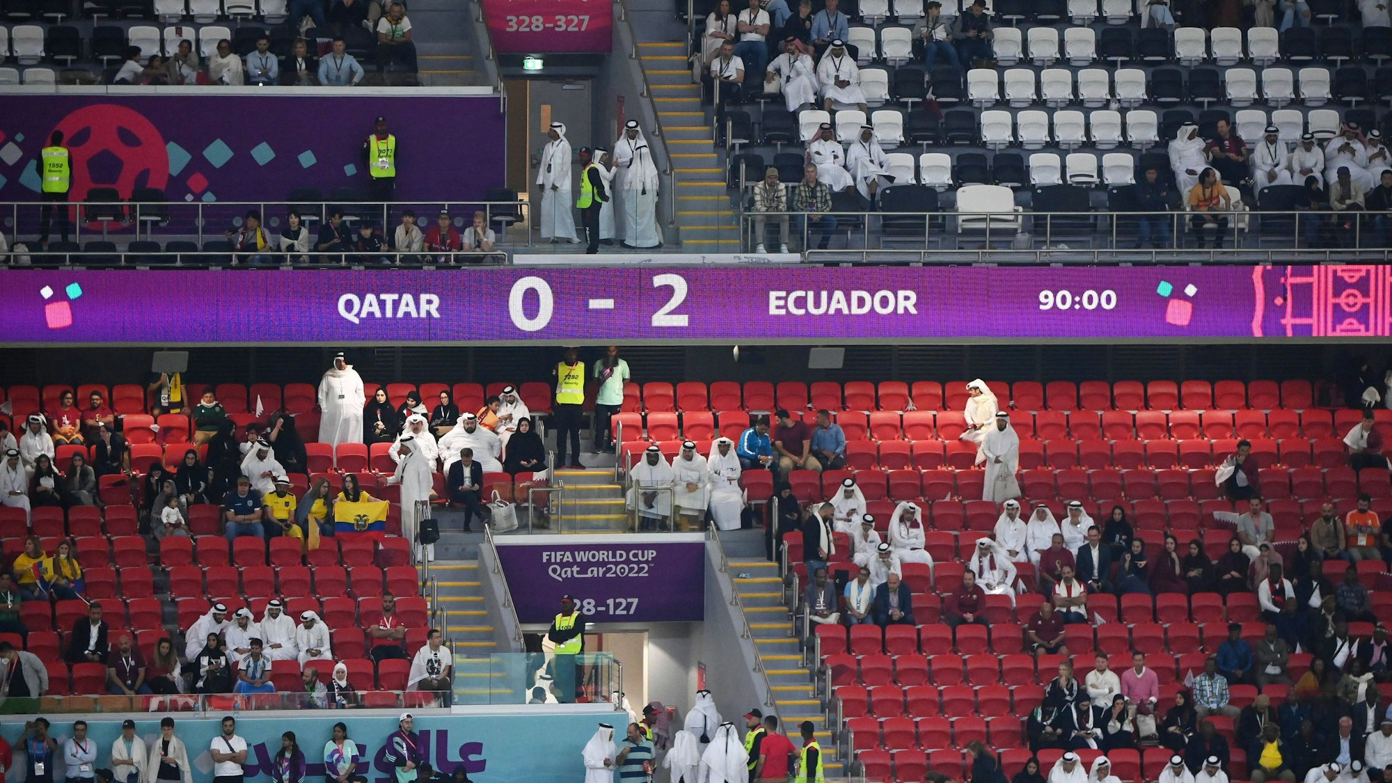 Die Sitze des Al-Bayt-Stadions, dem Austragungsort des Eröffnungsspiels, sind verwaist.