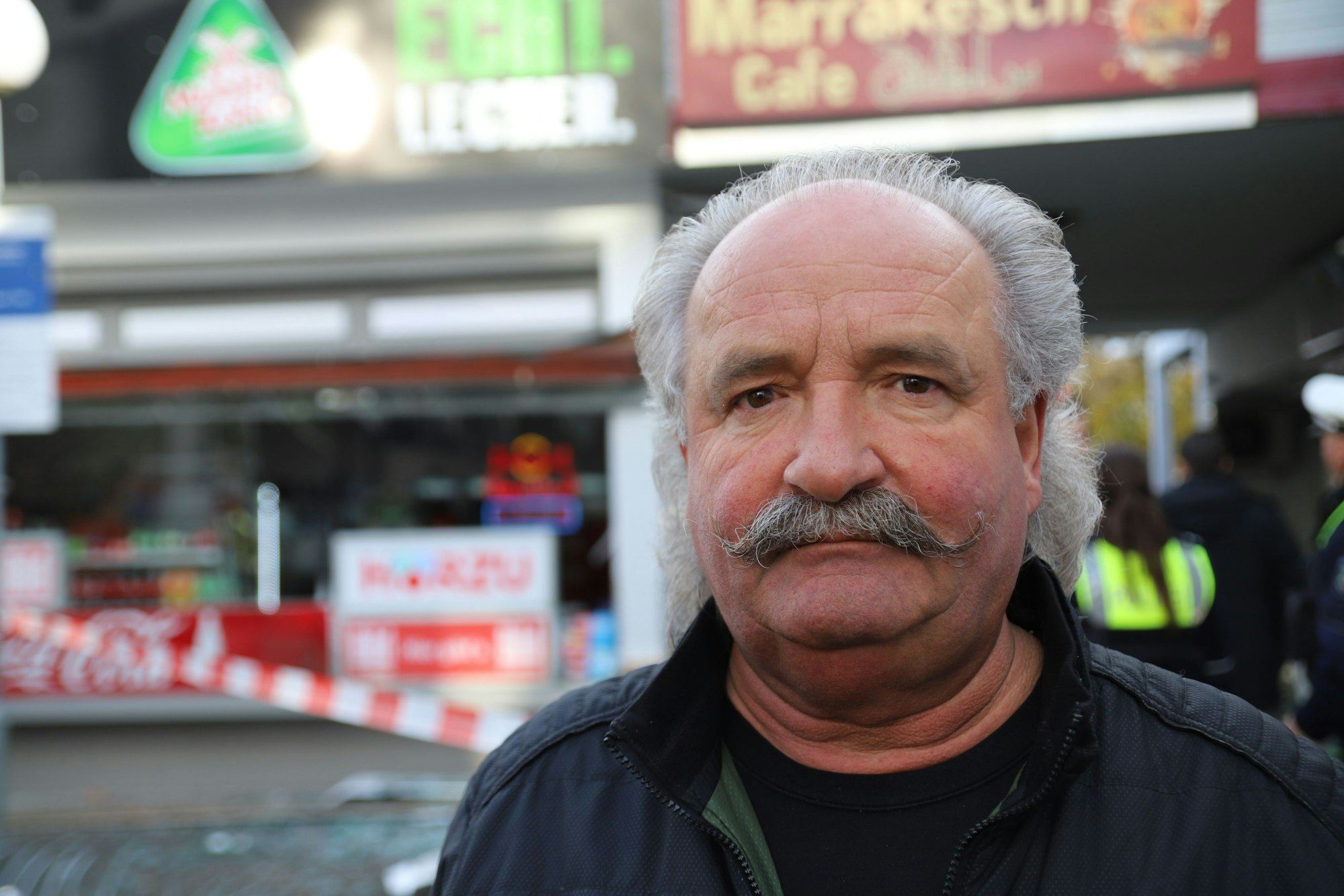 Der Fahrer eines Linienbusses hat am Montagmorgen aus bislang ungeklärter Ursache die Kontrolle über sein Fahrzeug verloren und hat zunächst ein Taxi gerammt, um anschließend durch eine Ladenzeile zu fahren und erst an einer Mauer gebremst zu werden. Kiosk-Inhaber Asllan Asllanaj Asllan Asllanaj zitterten auch eine Stunde nach dem Vorfall noch die Hände.