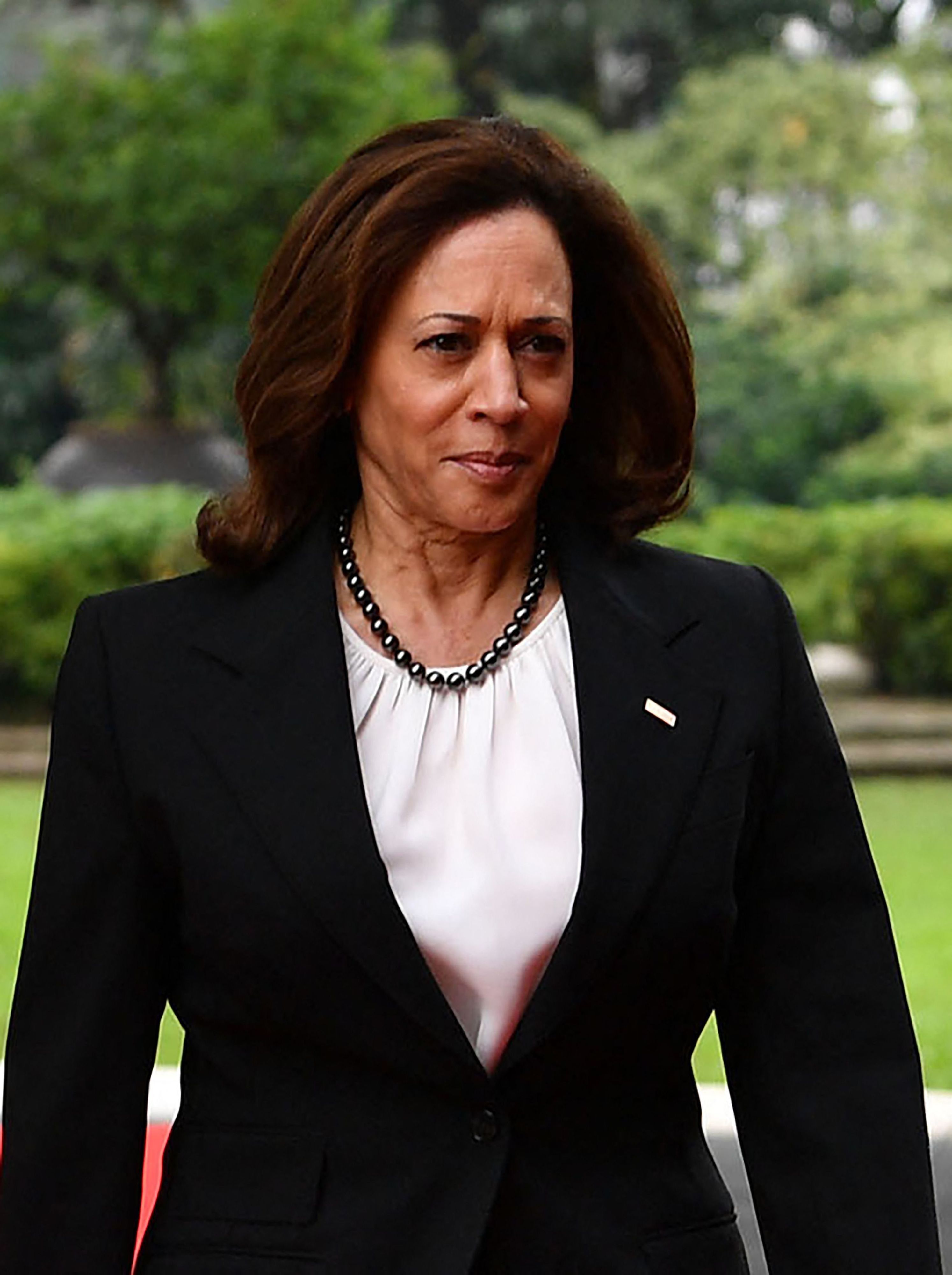 US-Vizepräsidentin Kamala Harris in einem schwarzen Blazer auf dem Weg zum Staatsbesuch im philippinischen Manila.
