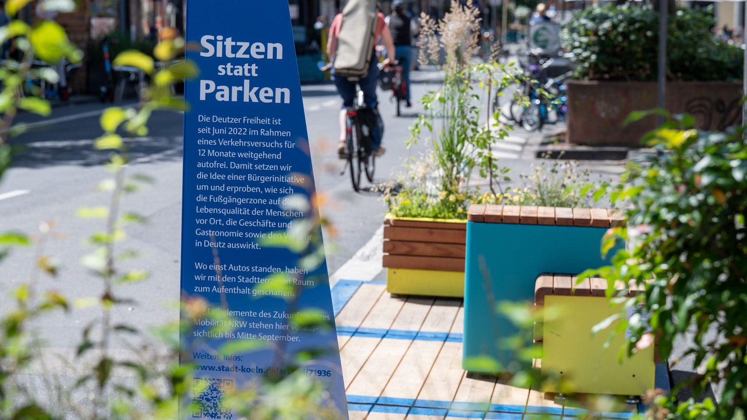 Sitzbänke auf der Deutzer Freiheit im Juni 2022