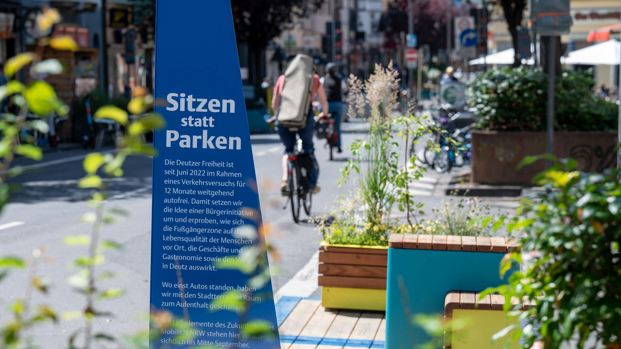 Sitzbänke auf der Deutzer Freiheit im Juni 2022