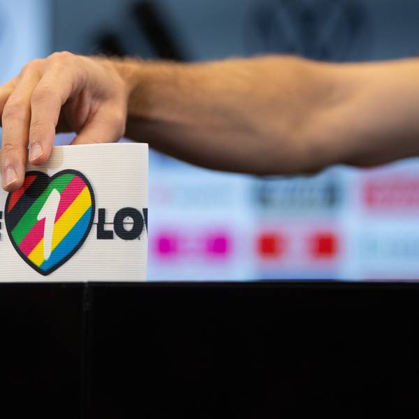 Nationalspieler Jonas Hofmann zeigt die spezielle Kapitänsbinde als Zeichen gegen Diskriminierung und für Vielfalt. Zu sehen ist die bunde Binde und die Hand des Fußballers.