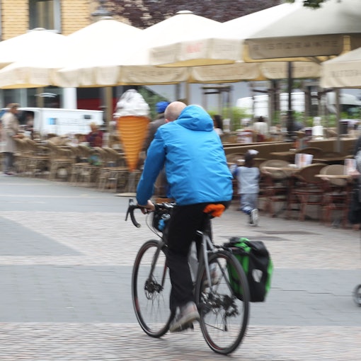 Ein Radfahrer in einer Fußgängerzone