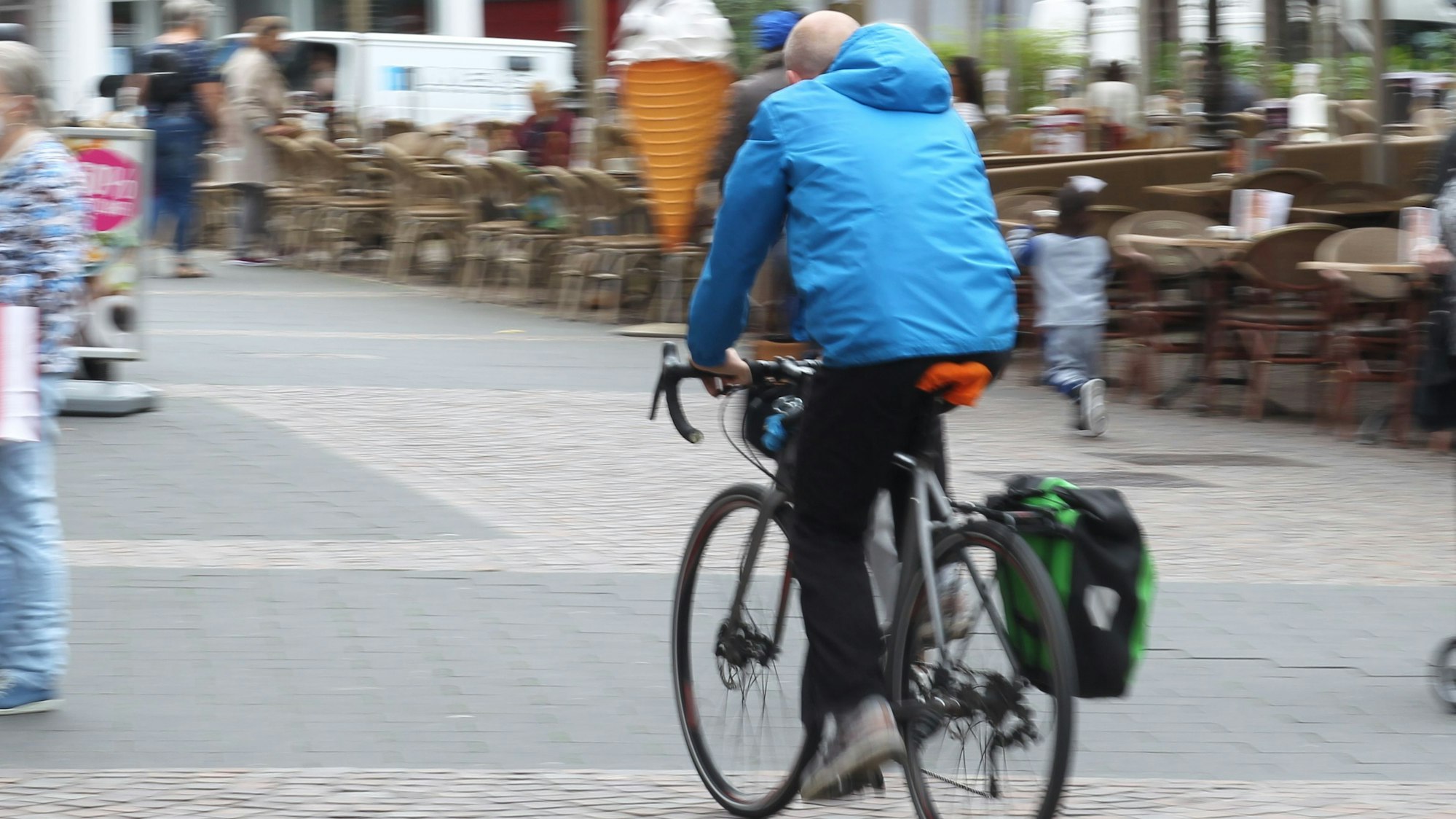 Ein Radfahrer in einer Fußgängerzone