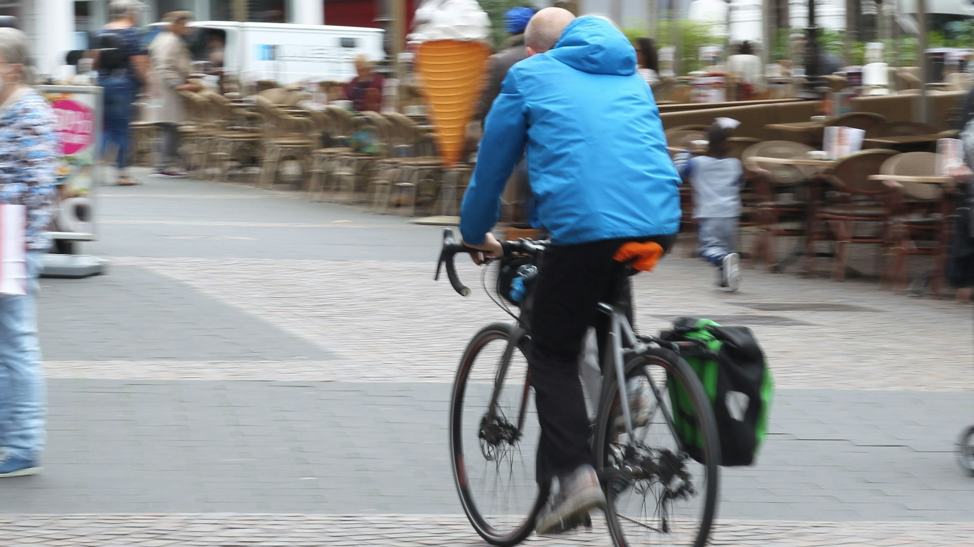 Ein Radfahrer in einer Fußgängerzone