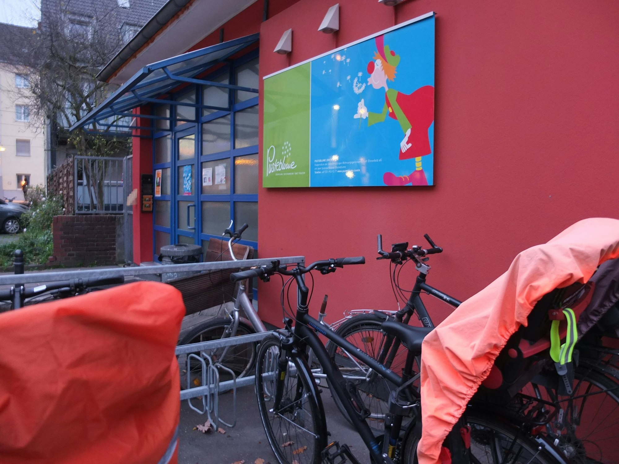 Der Eingang zum Pusteblume-Zentrum in der Hosterstraße.