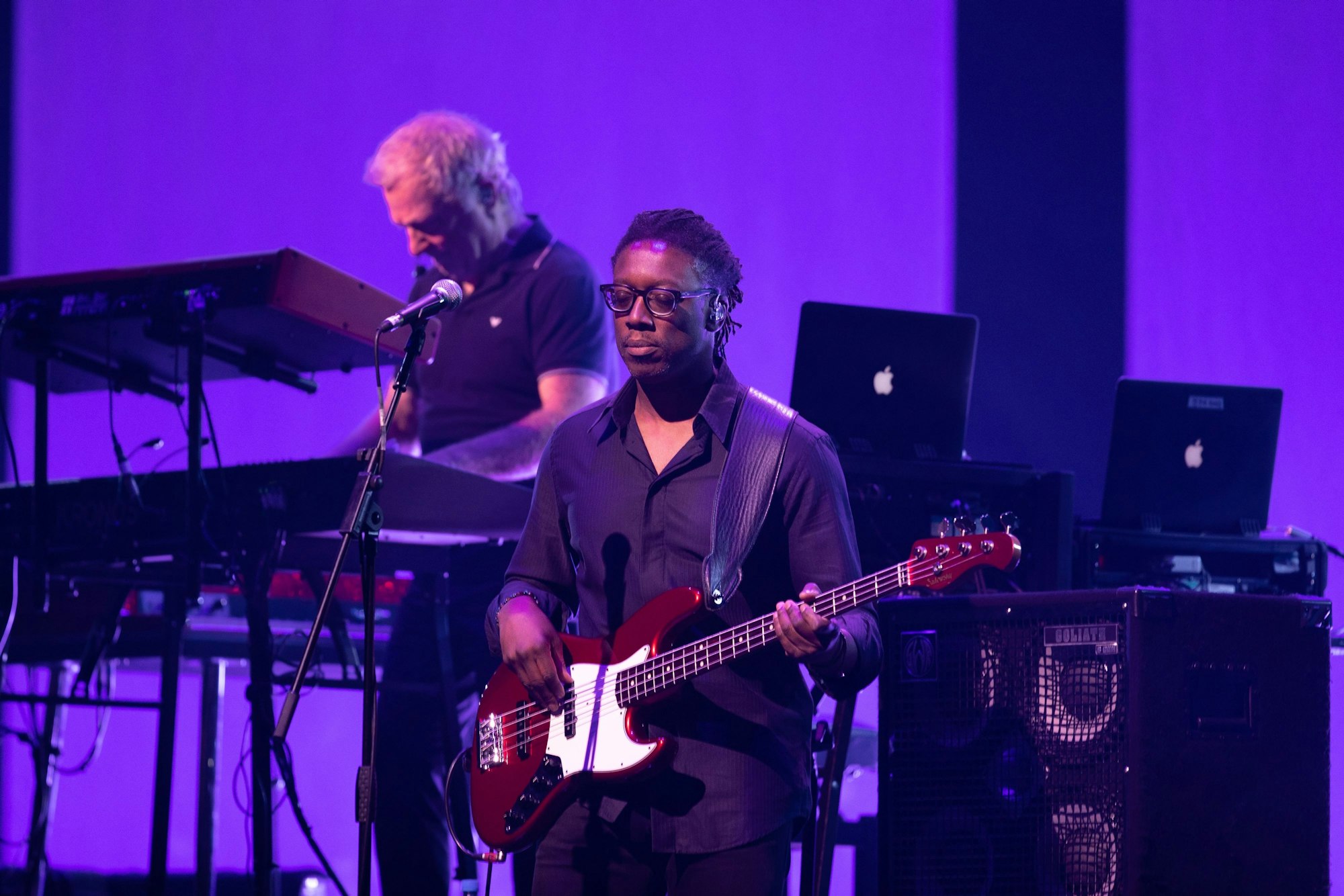 Bassist Steve Lewinson während des Auftritts in der Lanxess-Arena.