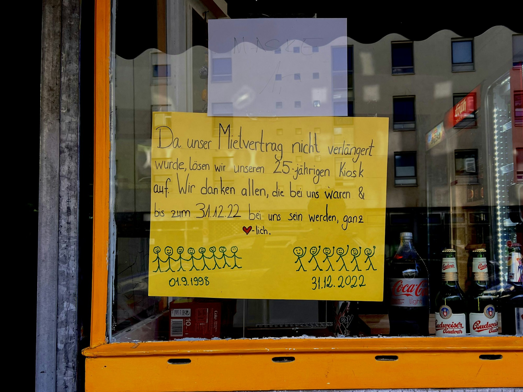Ein Schild im Schaufenster des Kiosks informiert über die Schließung zum 31.12.2022.