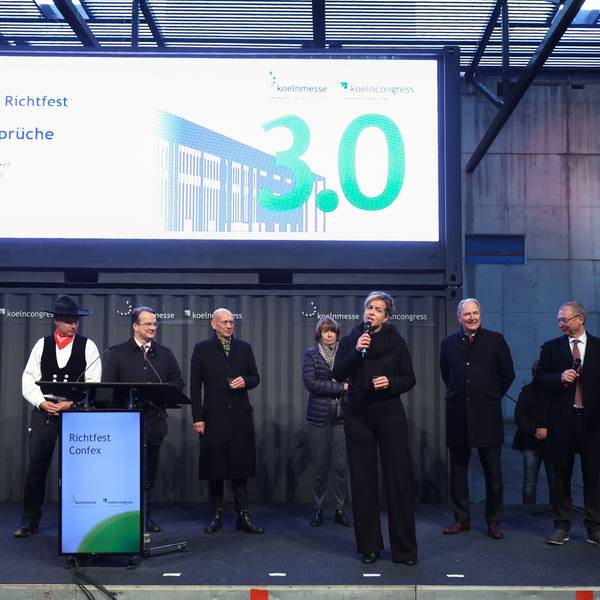 Die Koelnmesse lädt zum Richtfest der neuen Kongress- und Eventlocation Confex ein.
Stellvertretende Ministerpräsidentin Mona Neubaur
Foto: Martina Goyert