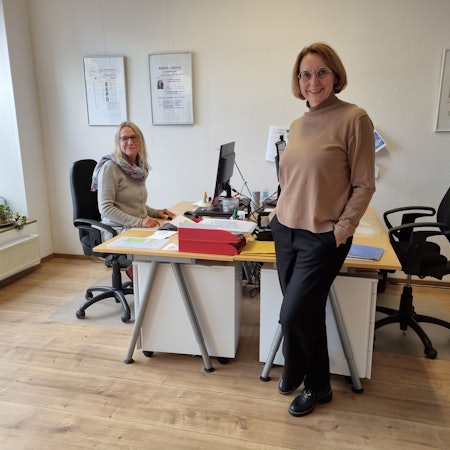 Judith Stohr (links) und Alexandra Engel von der Frauenberatungstelle in Leverkusen-Opladen in ihren Räumlichkeiten in der Birkenbergstraße.