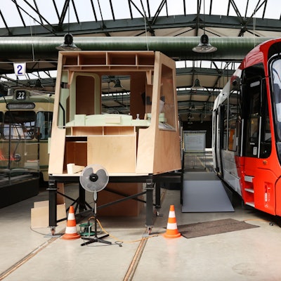 Ein 1:1-Modell der neuen Generation von Niederflur-Stadtbahnen der KVB im Straßenbahn-Museum Thielenbruch