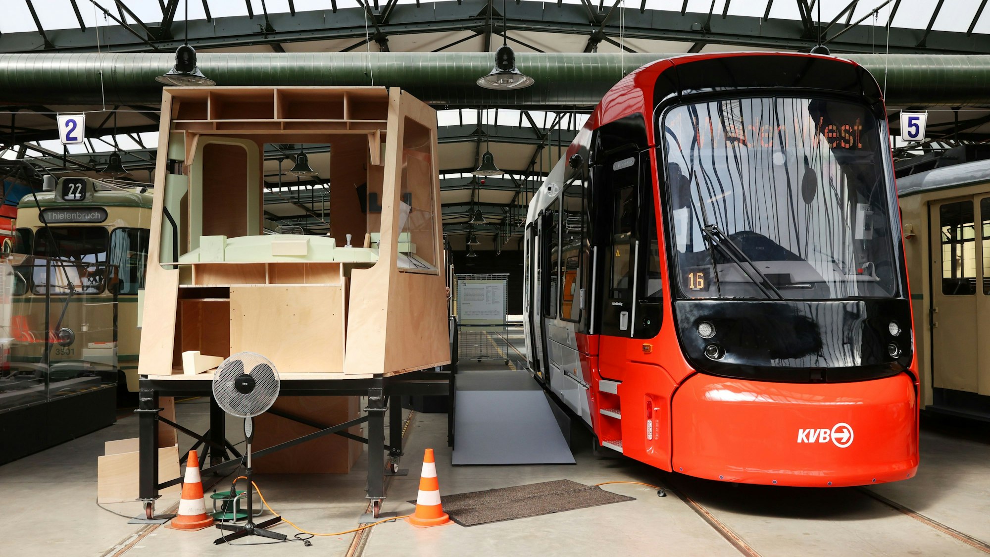 Ein 1:1-Modell der neuen Generation von Niederflur-Stadtbahnen der KVB im Straßenbahn-Museum Thielenbruch