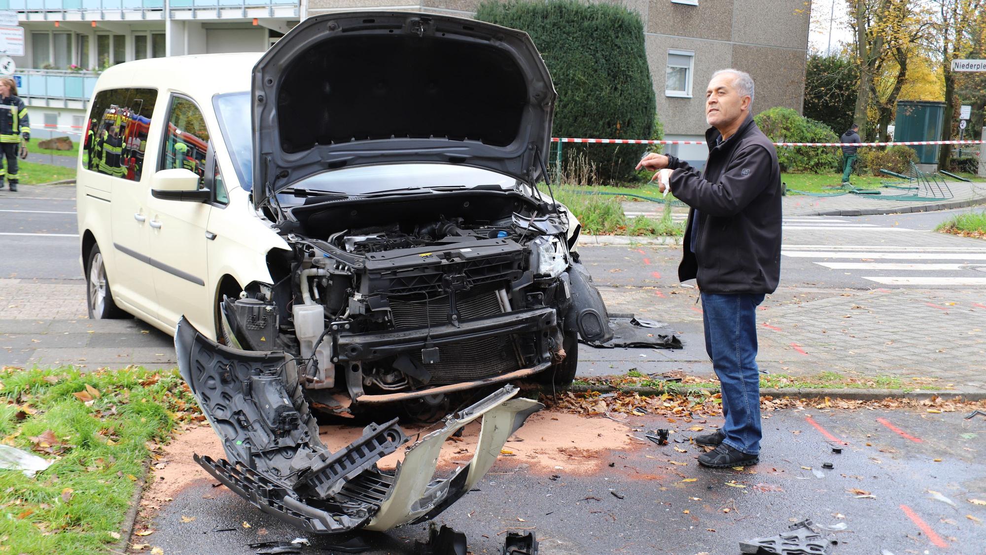 Der Fahrer eines Linienbusses hat am Montagmorgen aus bislang ungeklärter Ursache die Kontrolle über sein Fahrzeug verloren und zunächst ein Taxi gerammt, um anschließend durch eine Ladenzeile zu fahren und erst an einer Mauer ausgebremst zu werden. Reza Ranjbarfar konnte noch rechtzeitig aus seinem Taxi springen.