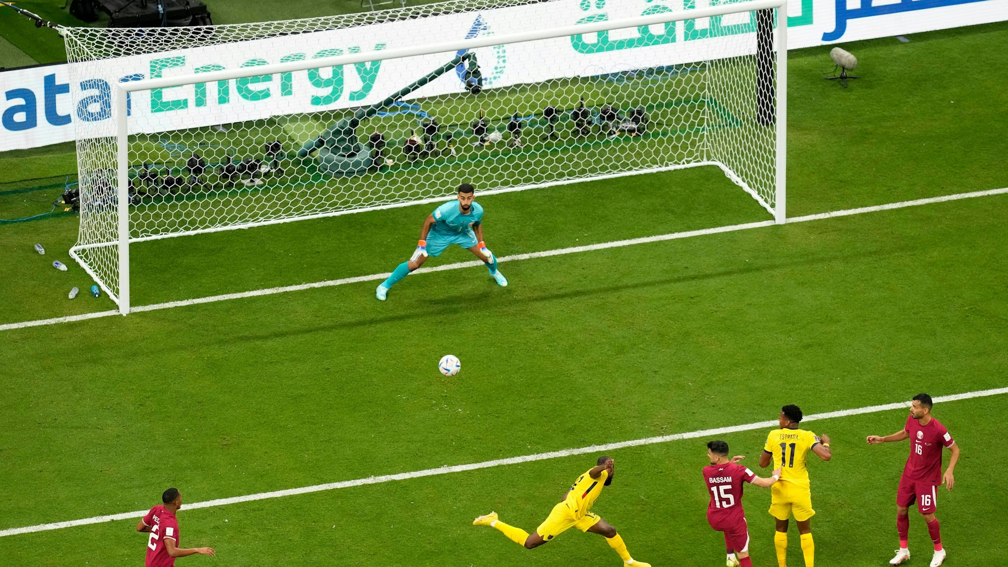 Qatar Energy gehört zu den weiteren Fifa-Partnern, was das Recht auf Bandenwerbung beinhaltet.