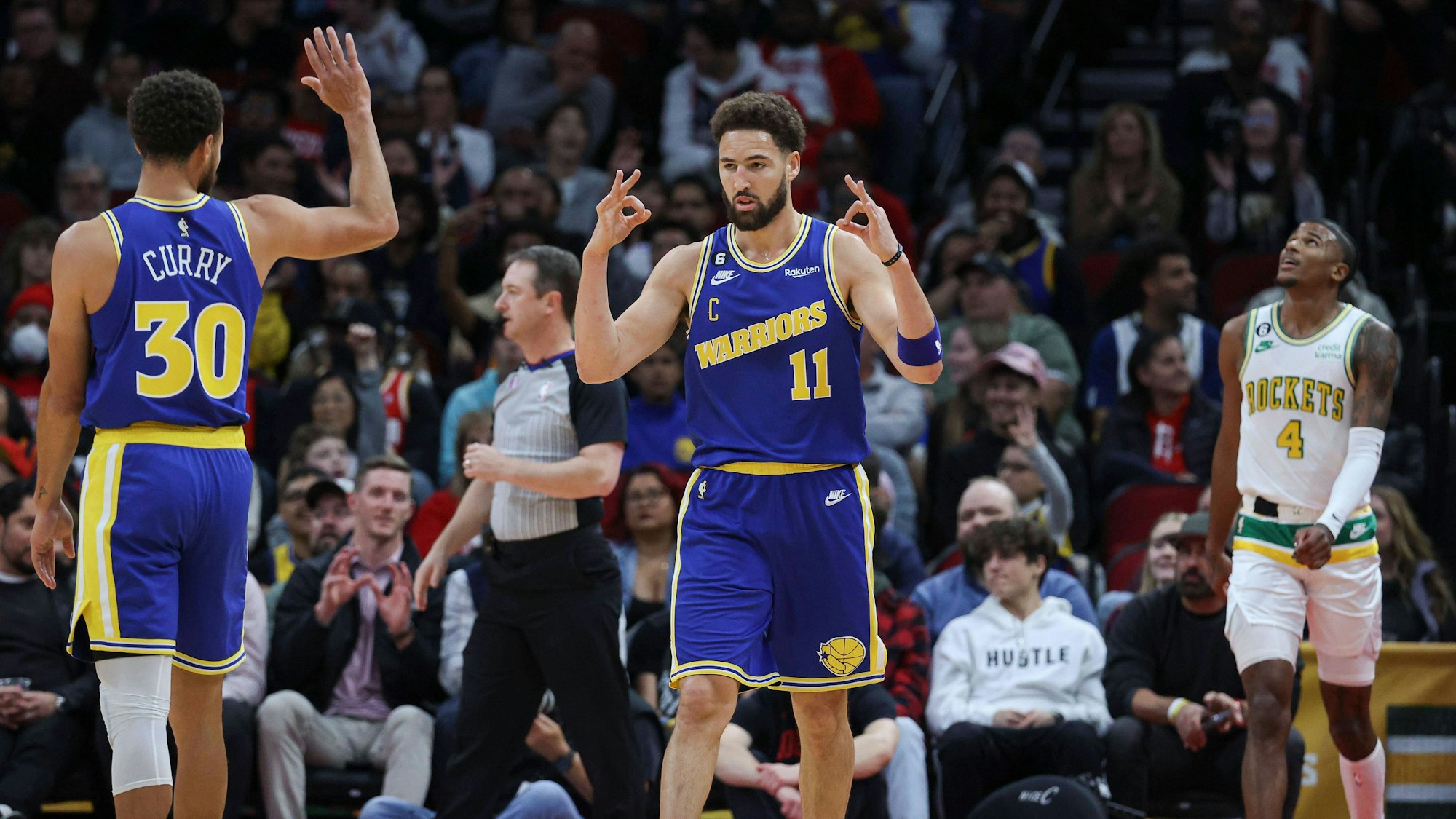 Klay Thompson und Stephen Curry im blauen Trikot der Golden State Warriors feiern ihren Sieg über die Houston Rockets am Sonntagabend.