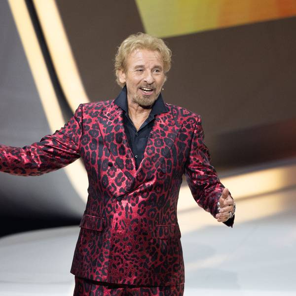 Moderator Thomas Gottschalk kommt bei „Wetten, dass..?“ in Friedrichshafen auf die Bühne. Er trägt einen rot-glänzenden Anzug mit Leoparden-Muster.