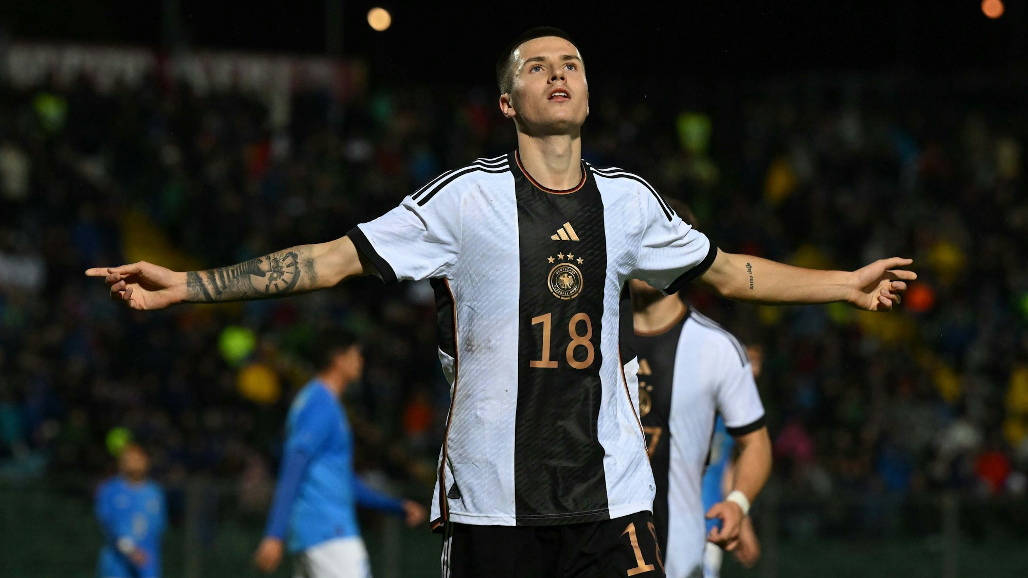 U21-Nationalspieler Denis Huseinbasic bejubelt mit ausgestreckten Armen sein erstes Tor im Trikot des DFB.