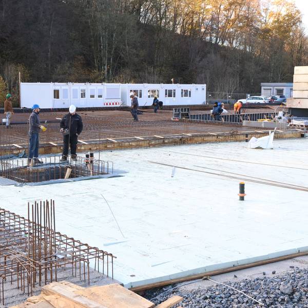 Bauarbeiter bereiten das Gießen einer Bodenplatte vor. Die Baustelle liegt in Gummersbach. Das Fundament ist für das neue Straßenverkehrsamt.