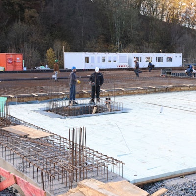 Bauarbeiter bereiten das Gießen einer Bodenplatte vor. Die Baustelle liegt in Gummersbach. Das Fundament ist für das neue Straßenverkehrsamt.