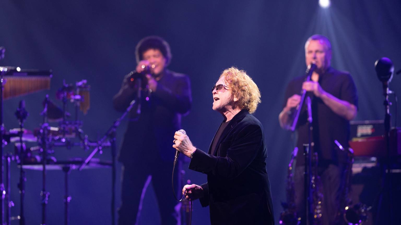 Frontmann Mick Hucknall von Simply Red auf der Bühne der Lanxess-Arena.